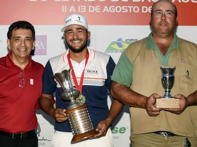 Padula entrega troféu de campeão a Marcos Negrini acompanhandos do pai