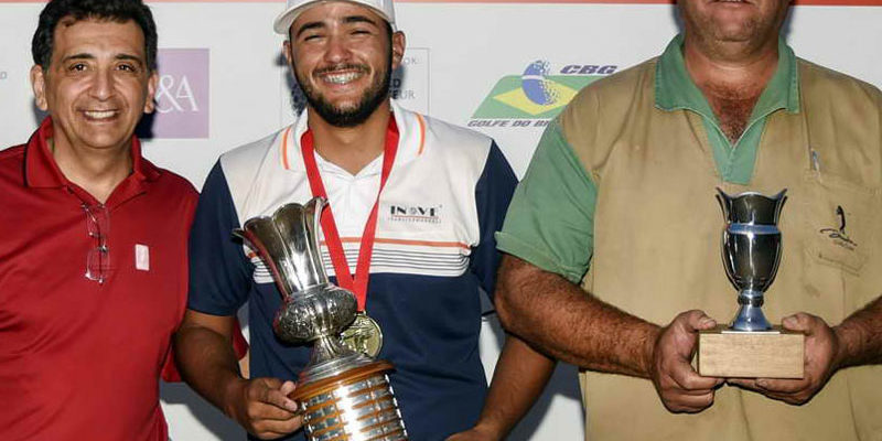 Padula entrega troféu de campeão a Marcos Negrini acompanhandos do pai